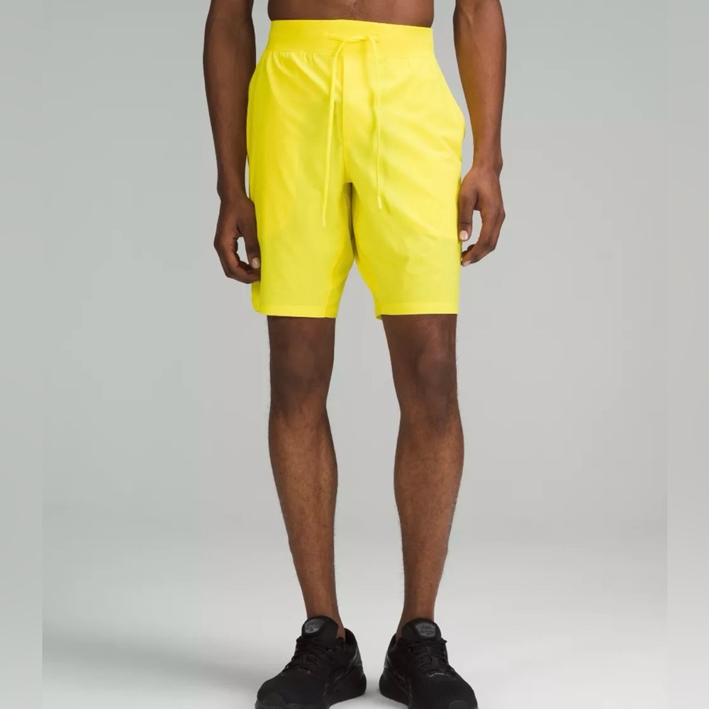 Lululemon men’s linerless yellow workout lounge drawstring shorts size medium
